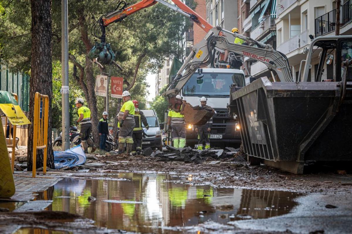 Escape de agua de grandes dimensiones en la avenida Pedralbes con el paseo Manuel Girona de Barcelona