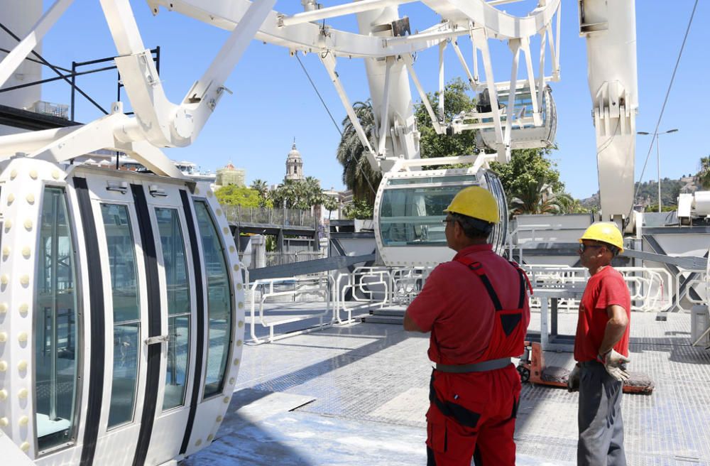 Uno de los 'iconos' modernos del Centro de Málaga, la noria del puerto, ha comenzado a ser desmontado, concretamente por sus cabinas