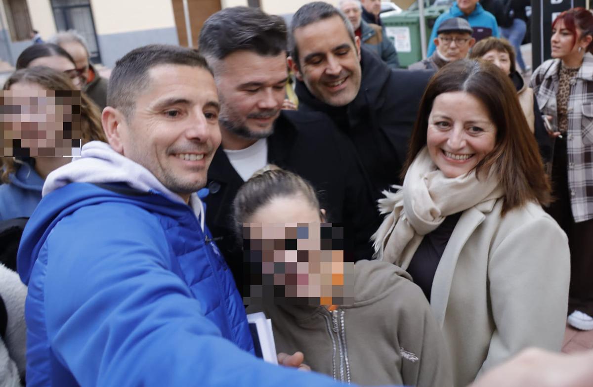 La exalcaldesa de Onil y referente del PSOE en la localidad, Humi Guill, se fotografía con el diputado de Esquerra Republicana