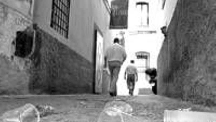 Las calles amanecen repletas de la basura del Martes Mayor