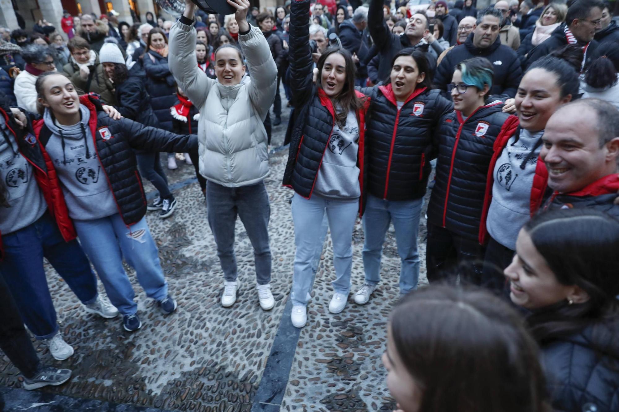 La recepción en el Ayuntamiento a las jugadoras del Telecable Gijón, en imágenes