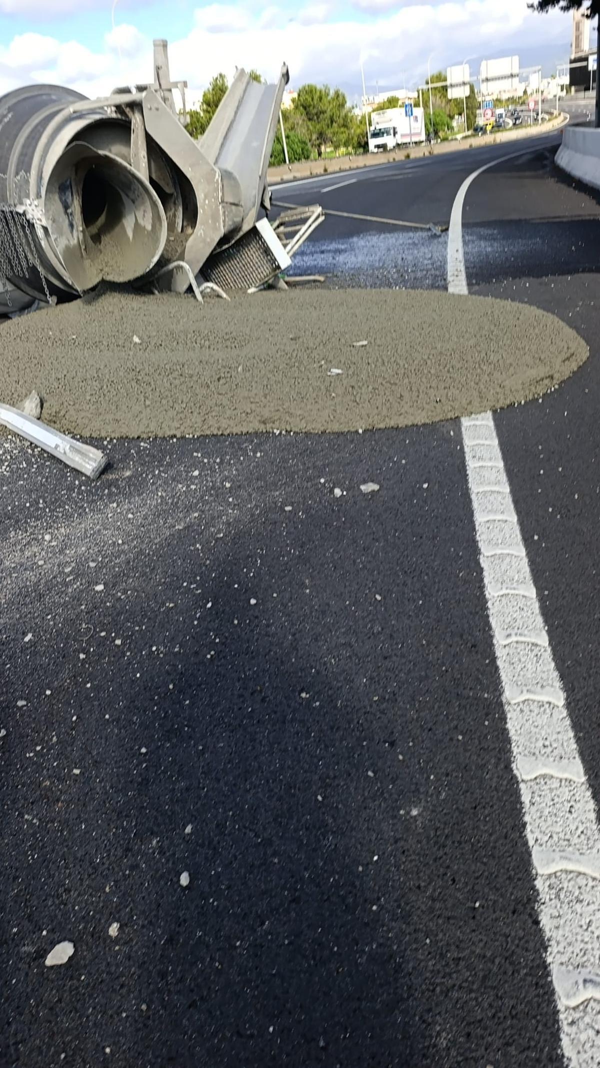 Un camión pierde la cuba de hormigón en la entrada a la Vía de Cintura Un camión pierde la cuba de hormigón en la entrada a la Vía de Cintura