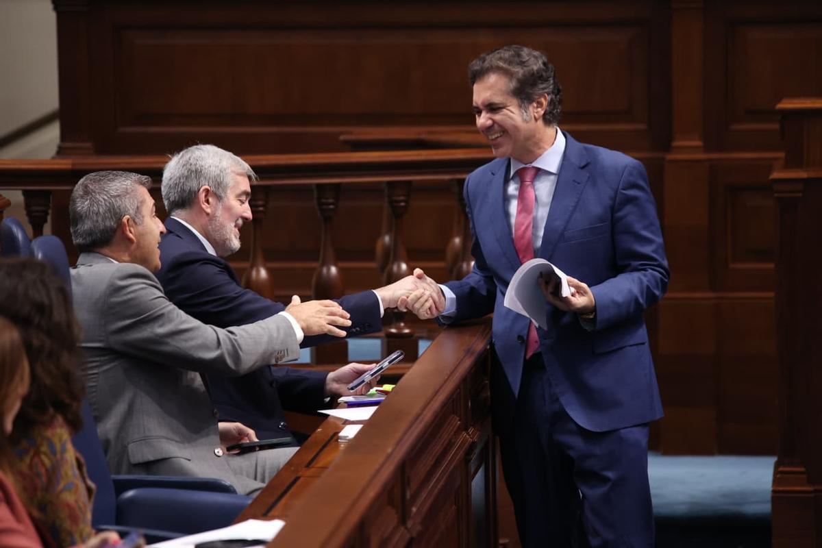 El diputado de ASG Jesús Ramos saluda al presidente Fernando Clavijo (c) y al vicepresidente Manuel Domínguez (i) tra ssu intervención en el pleno del Parlamento.