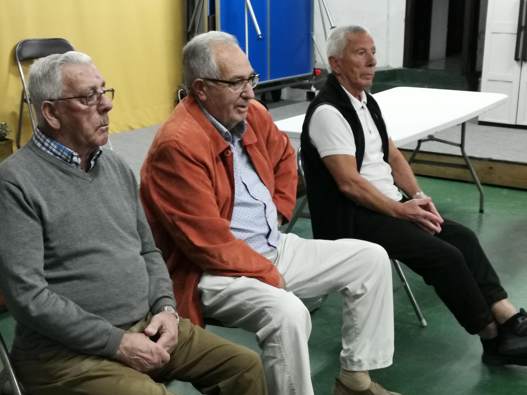 Carlos Hermelo, en el centro, con los dos directivos de la Misericordia, en la asamblea de ayer.