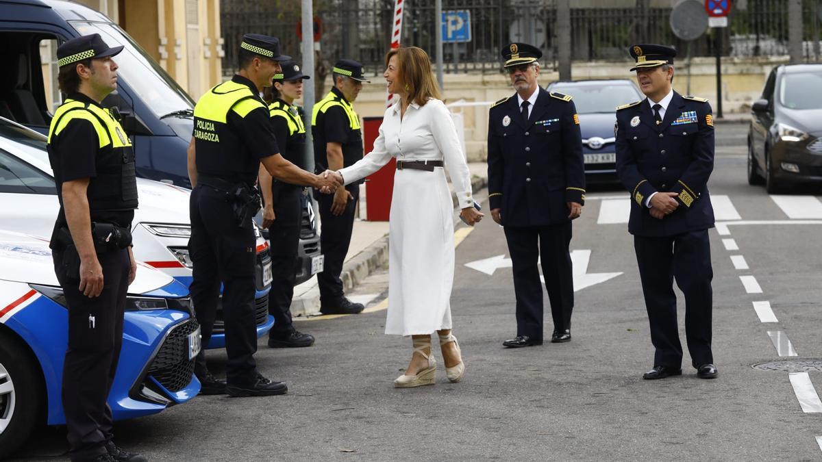 La alcaldesa de Zaragoza, Natalia Chueca, en su visita a la Policía Local.