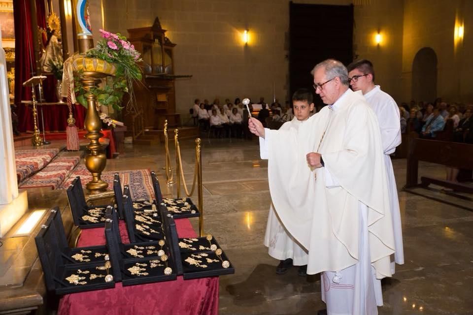 CASTILLO CINCELADORES. Un ritual curioso: los aderezos son bendecidos en la Concatedral de San Nicolás.
