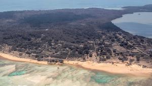 Casas y vegetación cubiertas de cenizas en Tonga, tras la erupción del volcán submarino.