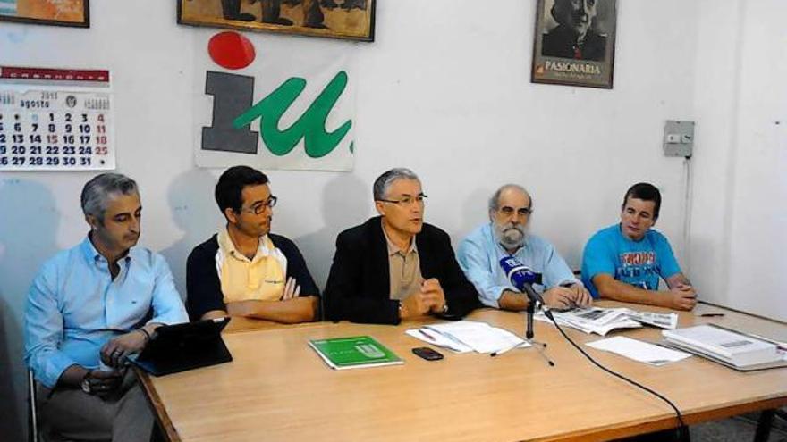 Por la izquierda, Ángel García, concejal de IU en Carreño; Marcos Muñiz, coordinador de IU Gijón; Manuel González Orviz, coordinador de IU en Asturias; Enrique Bueno, portavoz de IU en Corvera, y José María Vega, de IU de Carreño.