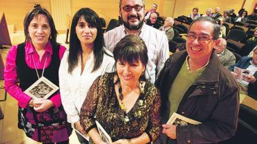 El grupo de escritores del poemario «Cuando tú no estás», ayer.