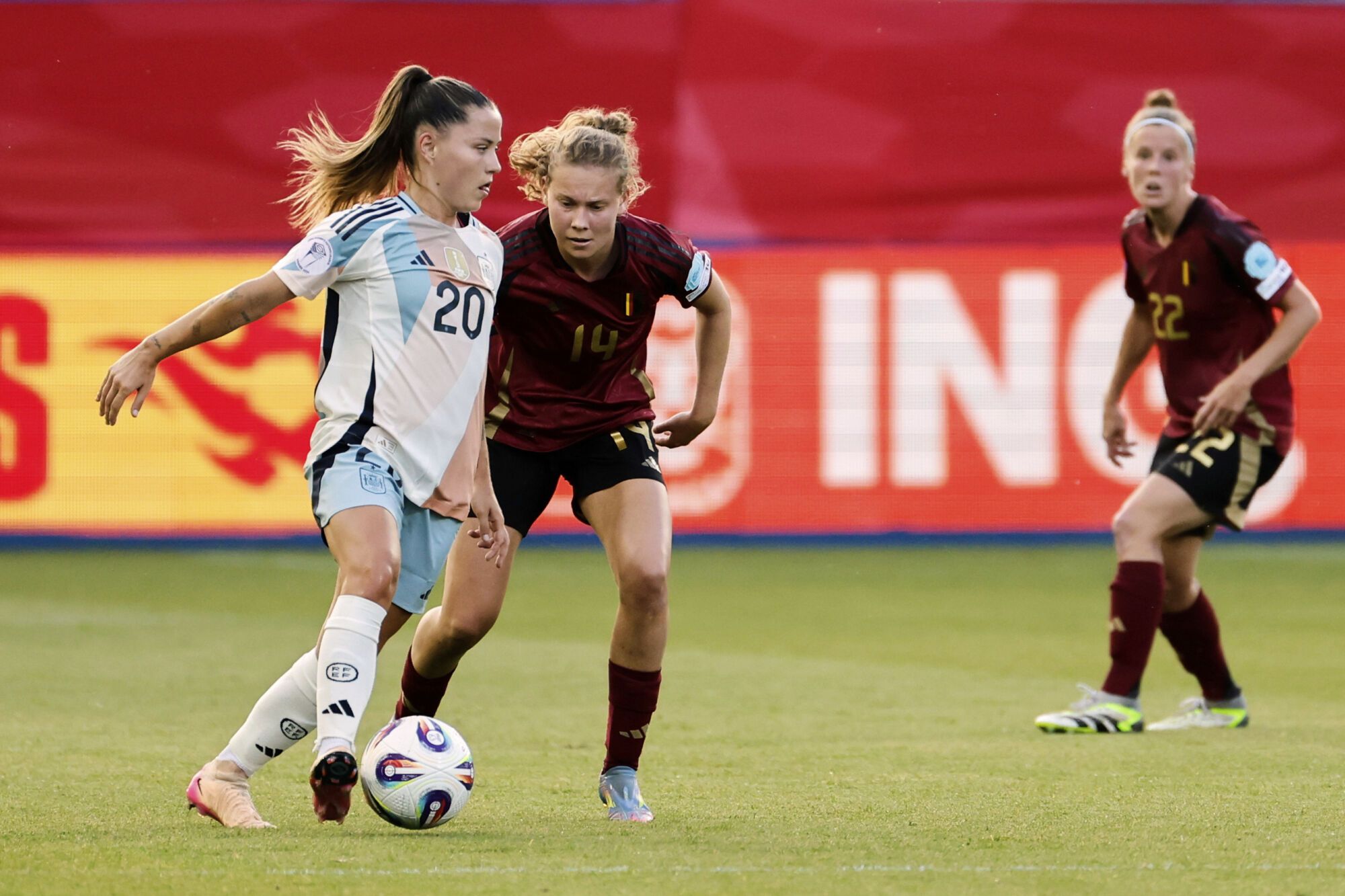Spain's Claudia Pina, left, fights for the ball with Belgium's Jarne Teulings, center, during the League A group A3 Women's Nations League soccer match between Belgium and Spain at Den Dreef Stadium in Leuven, Belgium, Friday, May 30, 2025. (AP Photo/Geert Vanden Wijngaert)