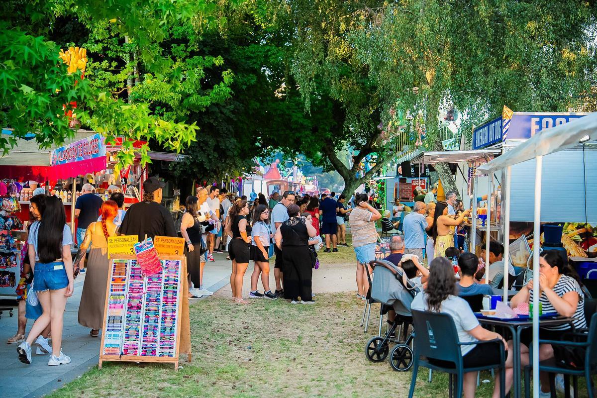 Coia celebra sus fiestas con música, atracciones y mucho calor