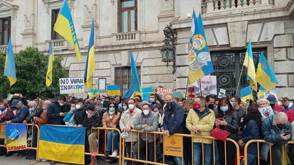 Banderas y pancartas de apoyo a Ucrania este sábado en la mascletà