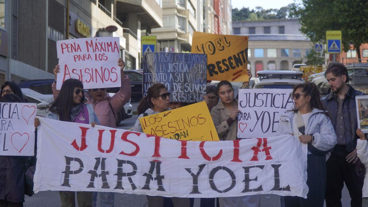 Concentración en A Coruña pidiendo justicia para Yoel Quispe
