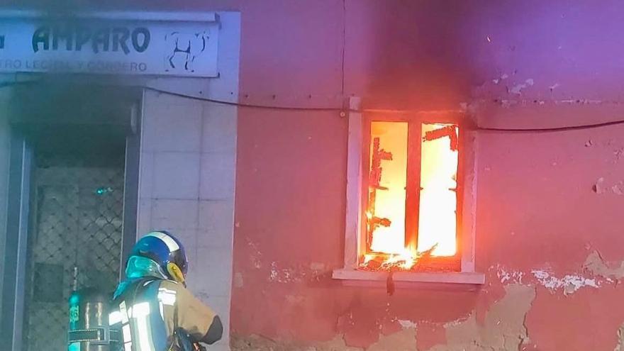 Los bomberos durante las labores de extinción del incendio.