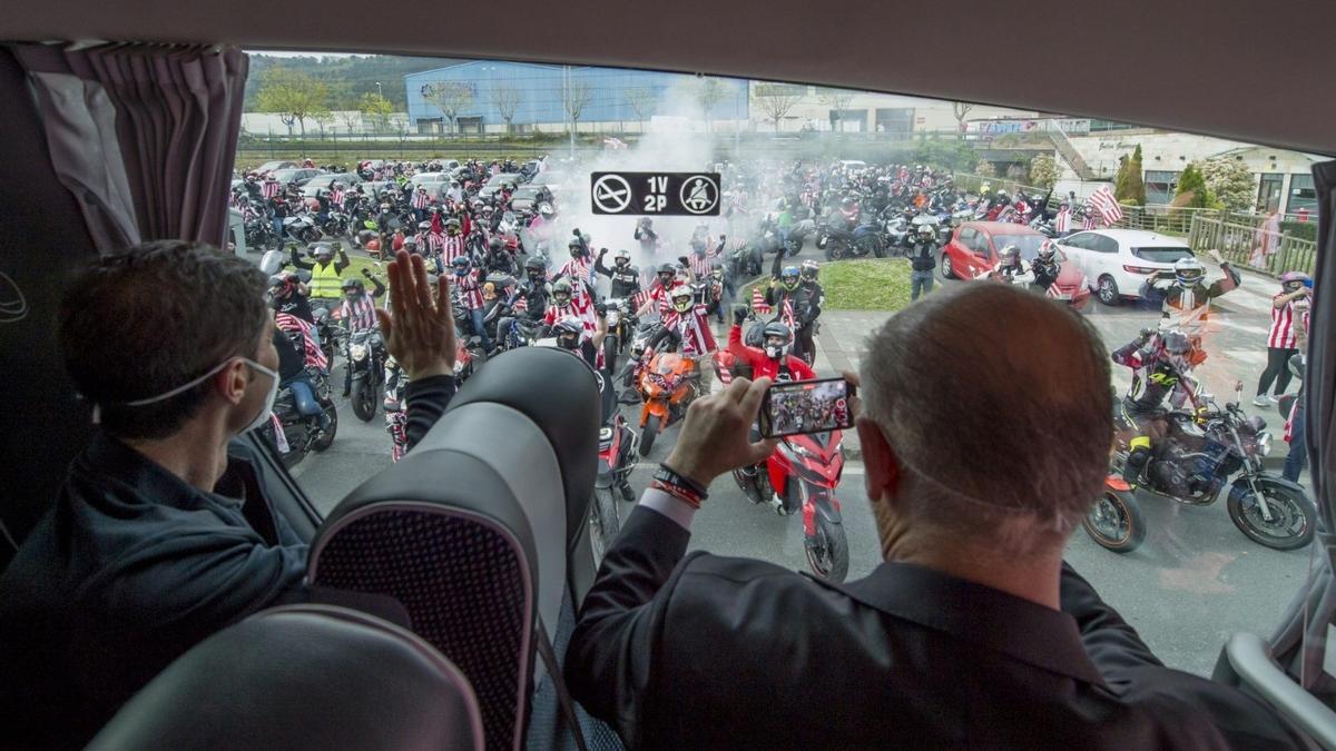 Despedida de los aficionados del Athletic al club rojiblanco en Lezama antes de partir a Sevilla para disputar la Final de Copa del Rey