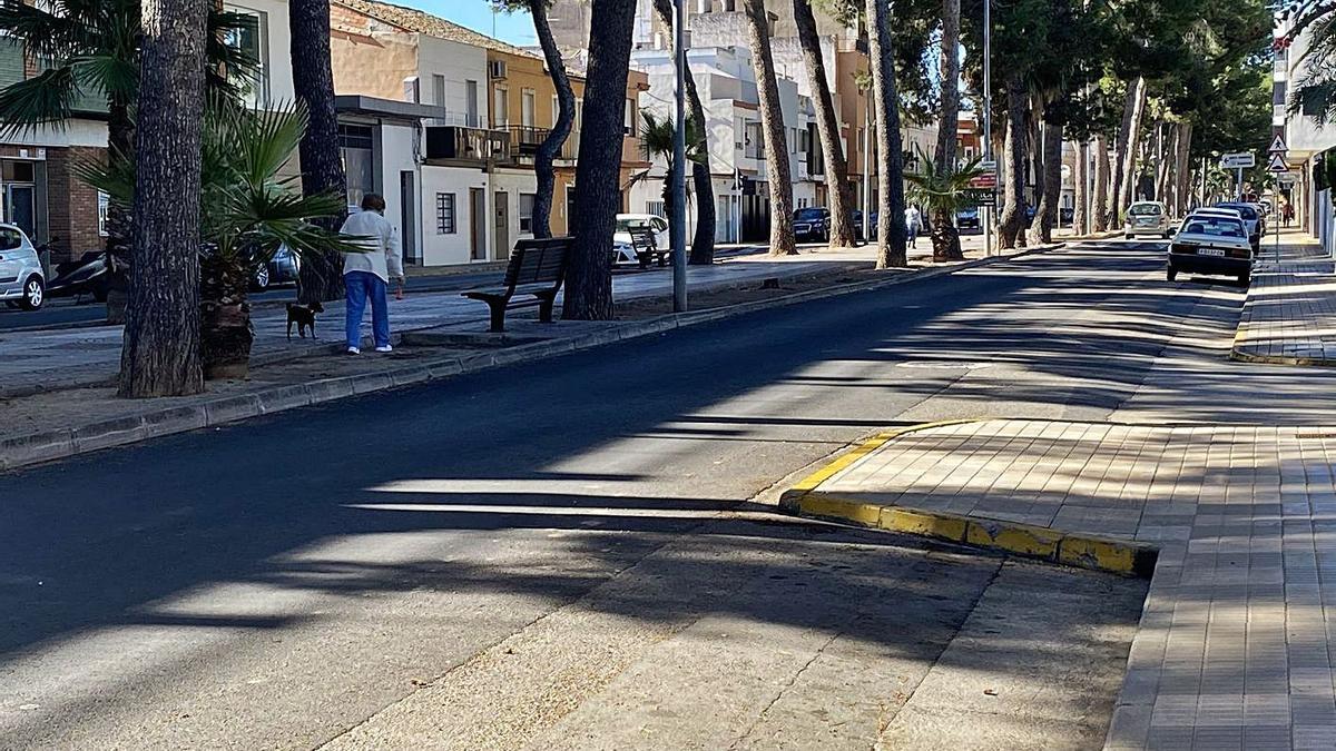 La Gran Vía de Guadassuar, con muy pocos viandantes, en una imagen de ayer.