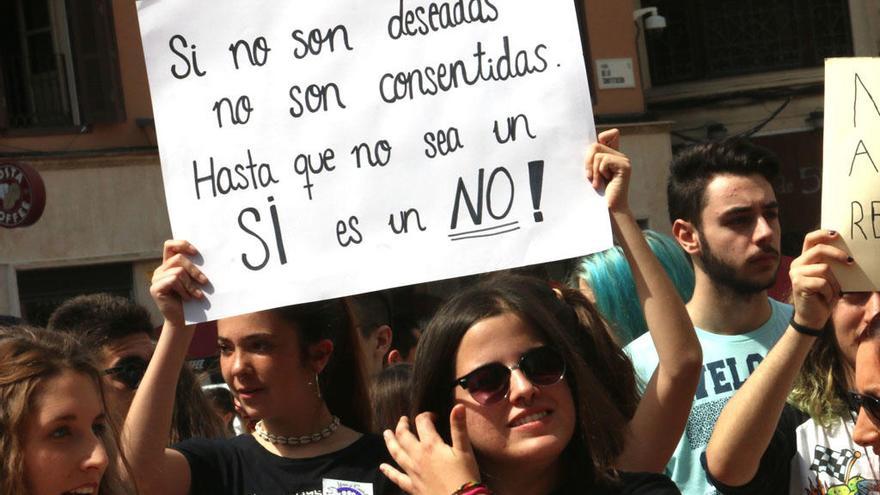 Jóvenes protestan y expresan su desacuerdo con la sentencia de ´La Manada´ por las calles de Málaga.