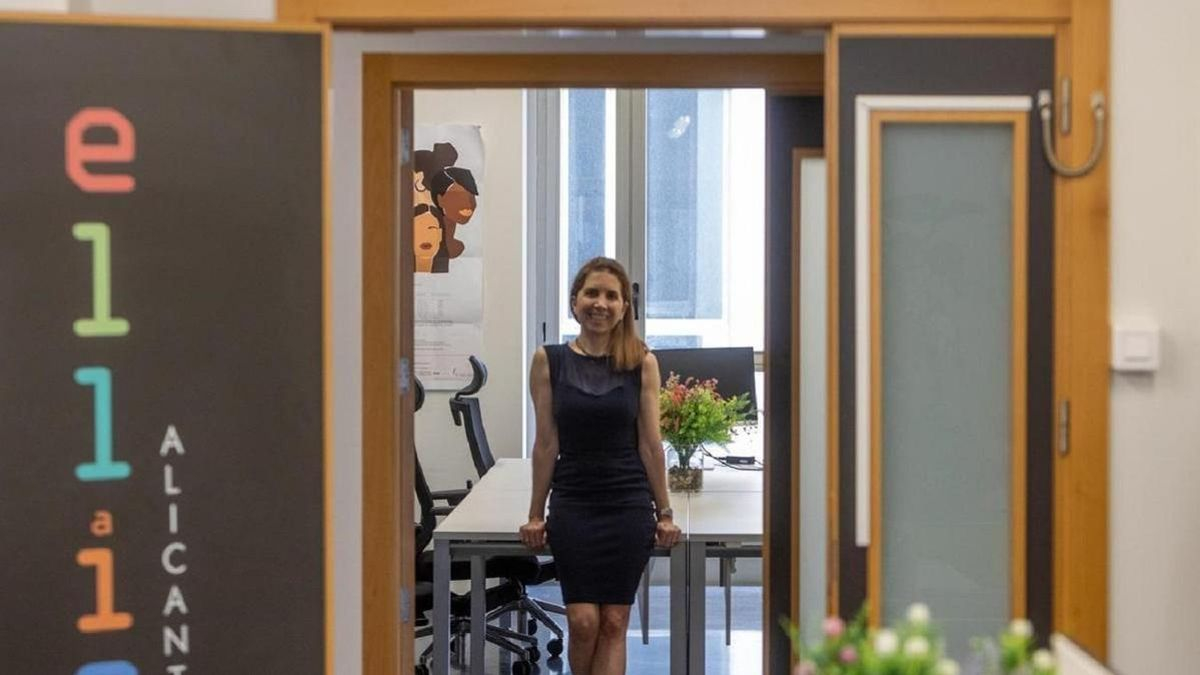 La directora de Ellis Alicante, Nuria Oliver, en las oficinas de la sede en el Parque Cientifico de la UA.