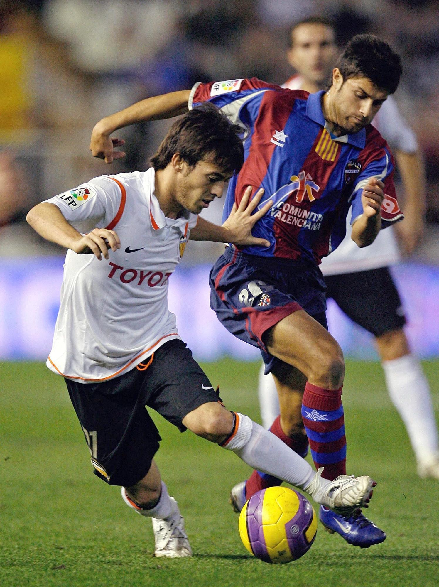 Album de fotos histórico del derbi entre el Valencia y el Levante