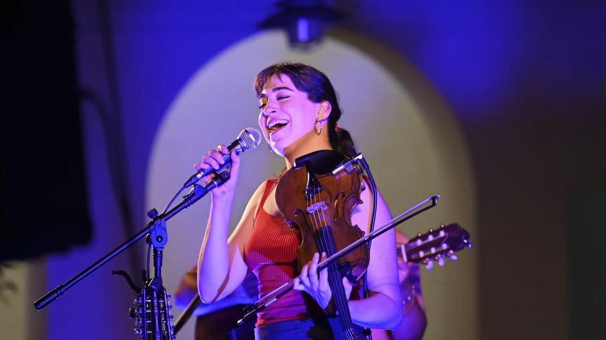 La cantautora María de la Flor en su actuación en el Museu de Belles Arts de Castelló dentro del ciclo 'Nits al Claustre'.