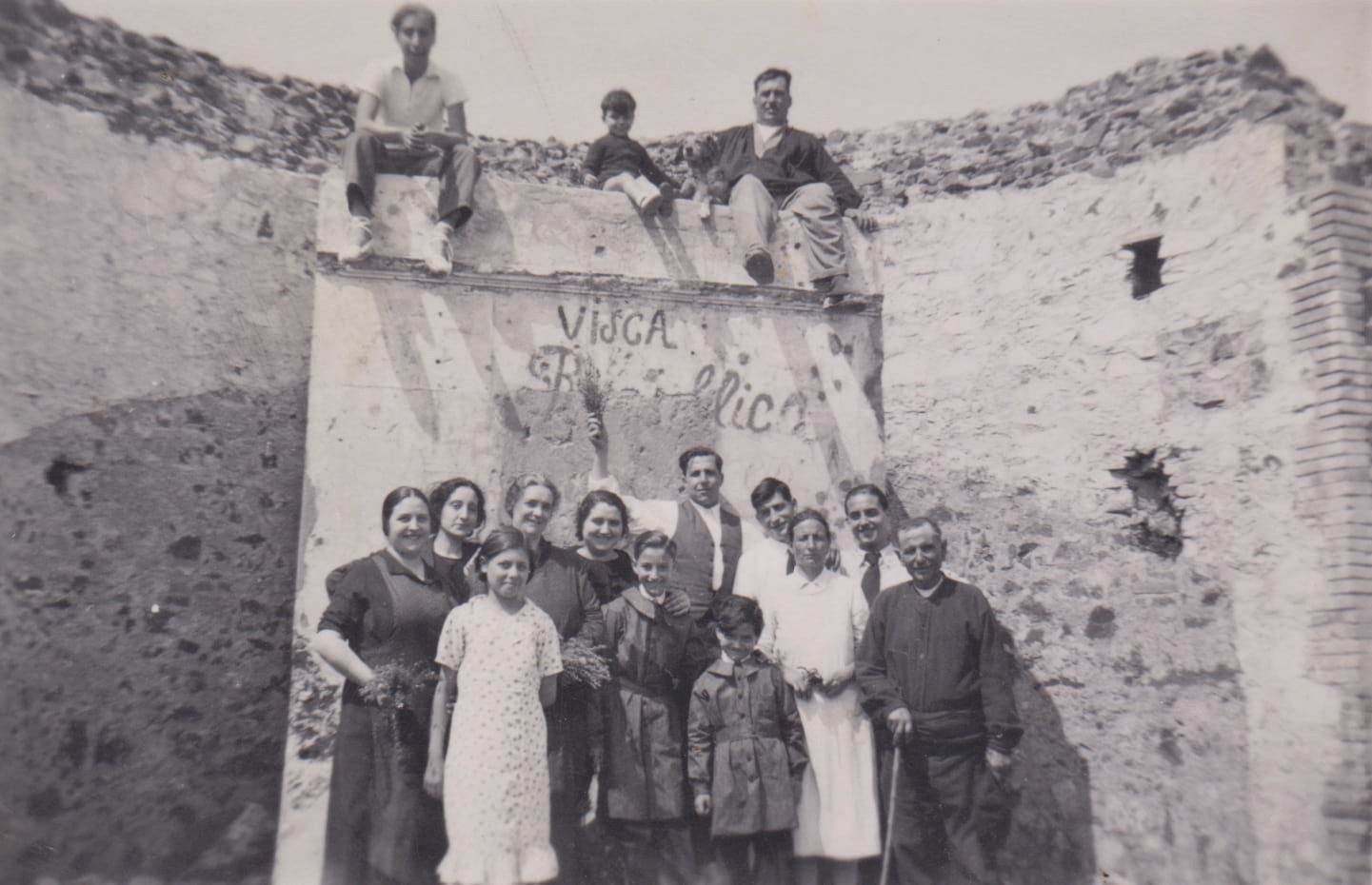 Un grupo de personas en los restos de la ermita de Sant Pere Màrtir. Una imagen del Archivo Municipal de Esplugues de Llobregat, cedida por Francesc Romeu.