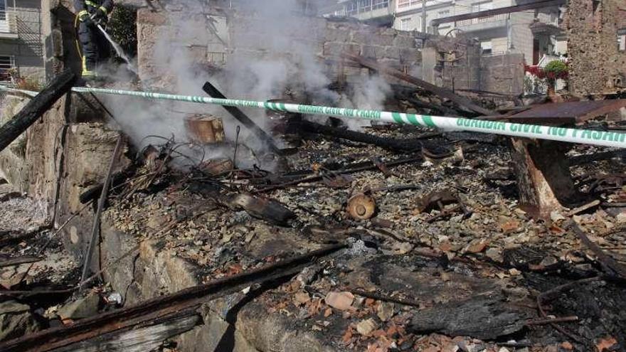 Restos del astillero de Casqueiro tras el incendio. // Santos Álvarez