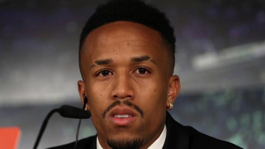 Militao sufre un mareo en su presentación con el Madrid