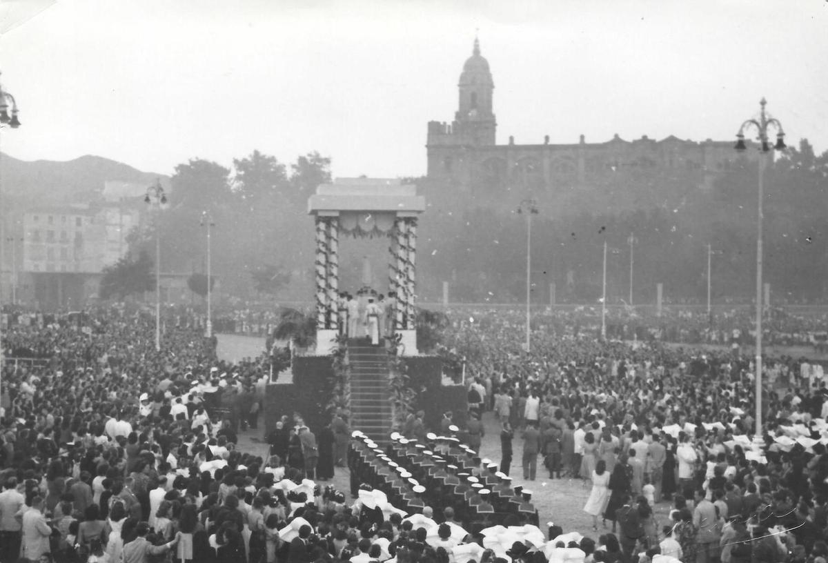 Recibimiento de la ciudad a la llegada de la Virgen de Fátima a Málaga, en julio de 1948.