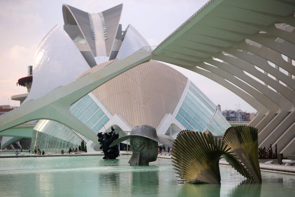 Esculturas de Manolo Valdés en el lago de la Ciudad de las Artes y las Ciencias