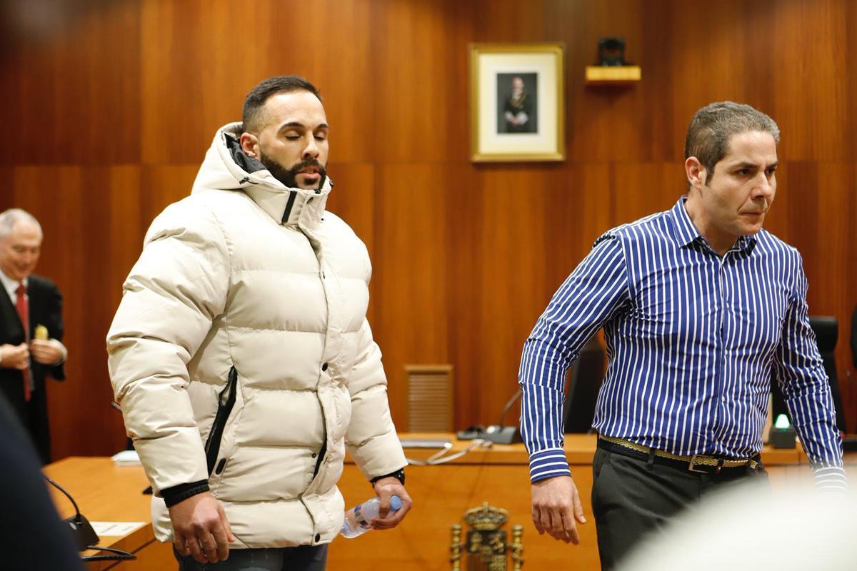 A la izquierda, el preso, Félix G. L., junto al funcionario de prisiones, David A. S., tras conocer el veredicto de inocencia en la Audiencia Provincial de Zaragoza.