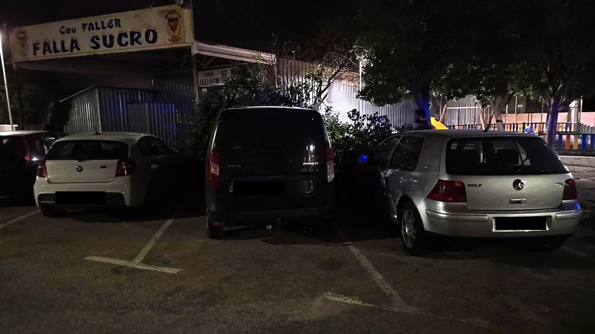 Una rama caída sobre un vehículo estacionado.