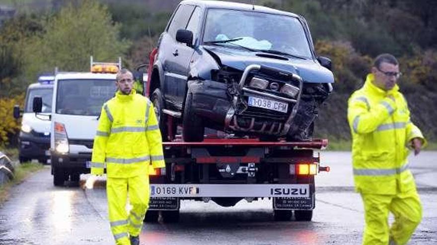 El coche siniestrado ya en la grúa. // Bernabé/Javier Lalín