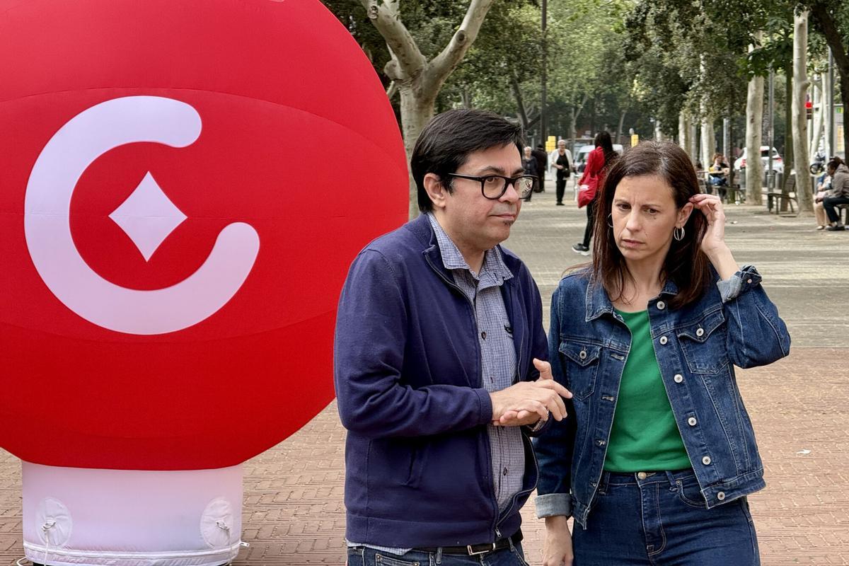 El alcaldable de los Comuns en Barcelona, Gerardo Pisarello, con su número dos, la concejal Carol Recio, en un acto en Nou Barris este sábado