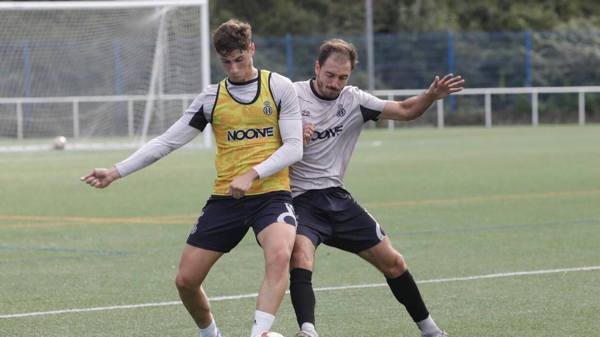 Josín Martínez presiona a Javi Cueto en un entrenamiento