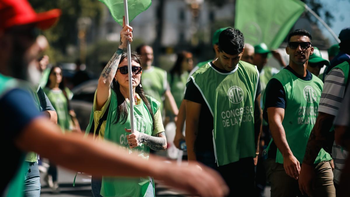 Fotografía de archivo de manifestantes mientras participan en una jornada de protesta en Buenos Aires (Argentina).