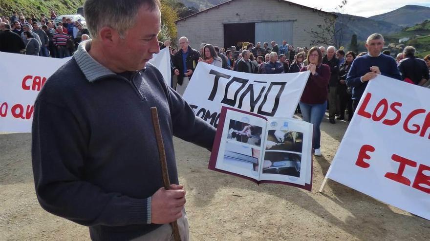 Antonio López muestra el acta notarial con las fotos de las pruebas realizadas.