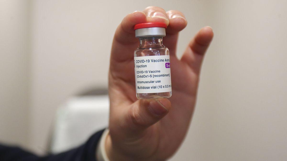Uno de los viales de la vacuna de AstraZeneca en un hospital valenciano.