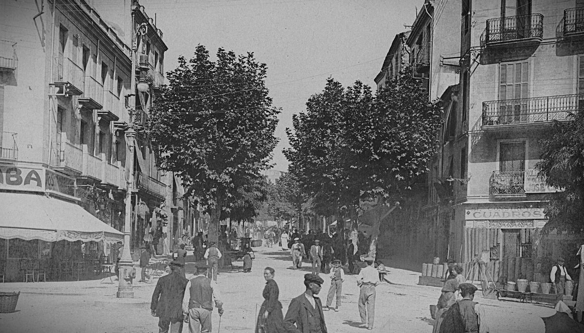La pujada del Castell des de la placeta alta de la Rambla, a principi del segle XX