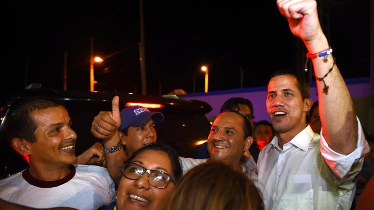 Guaidó (derecha) posa con unos simpatizantes en Ecuador.