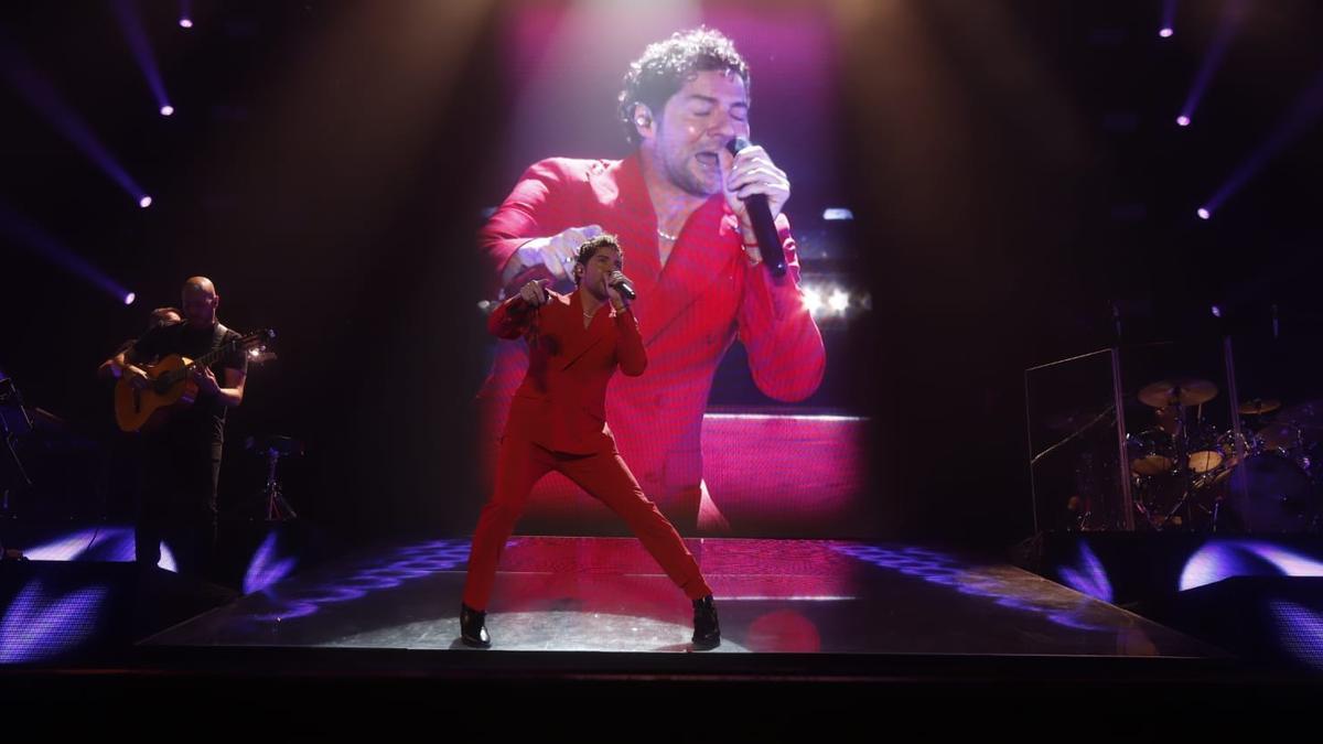 David Bisbal en un momento de su concierto en el Príncipe Felipe dentro de las Fiestas del Pilar.