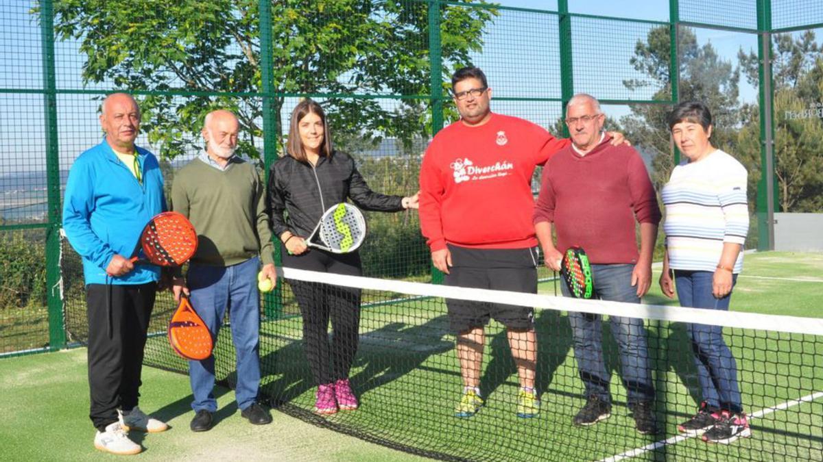 El alcalde (izq.) y representantes de los clubes en la pista de pádel.  // FdV