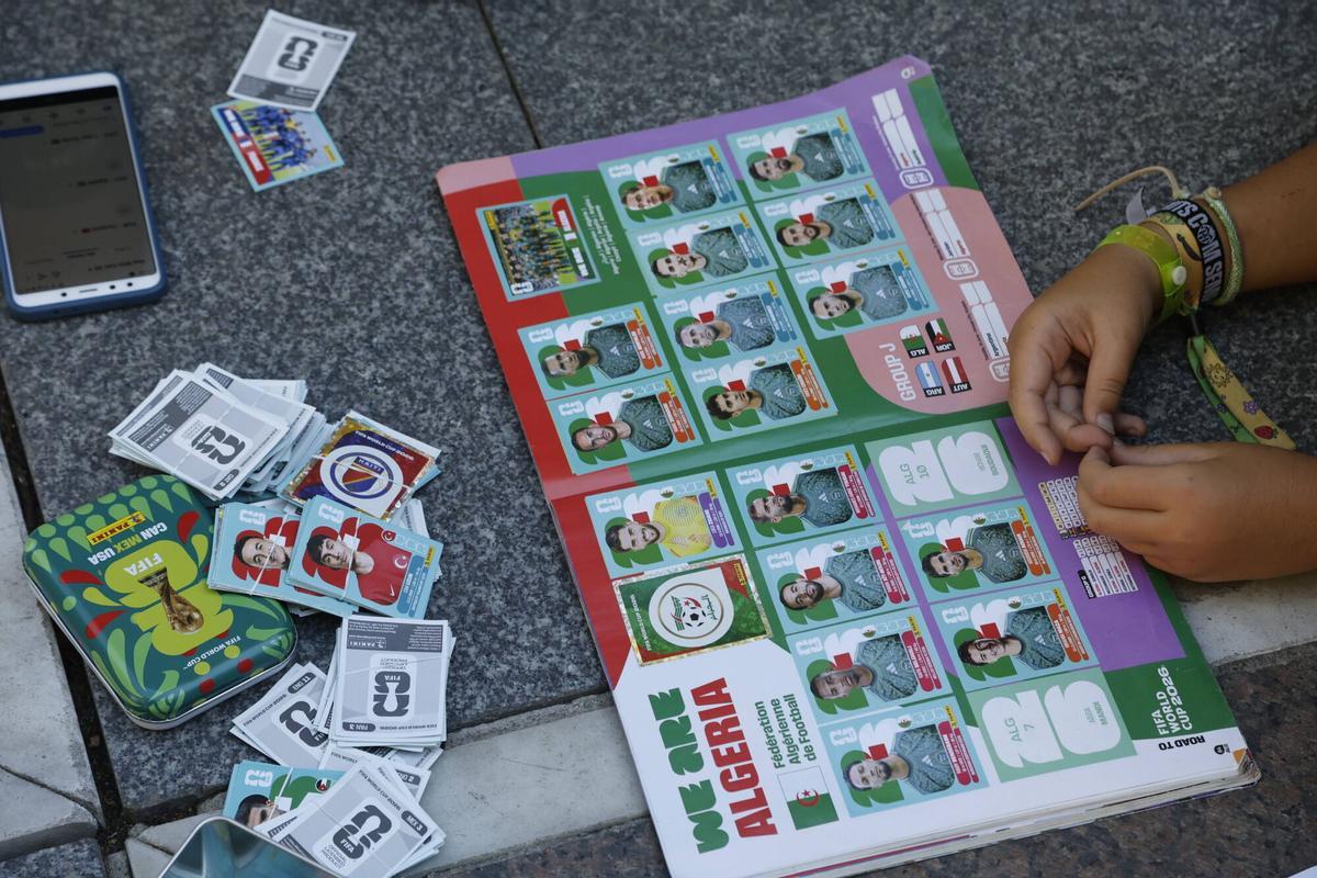 El mercadillo de cromos del bulevar, en imágenes El mercadillo de cromos del bulevar, en imágenes