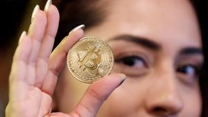 El bitcóin supera los 57.100 dólares, su nivel más alto desde diciembre de 2021