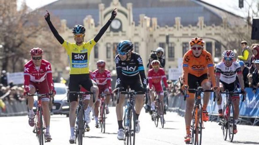 El corredor holandés del equipo Sky, Wouter Poels, celebra su victoria en la Volta a la Comunitat Valenciana.