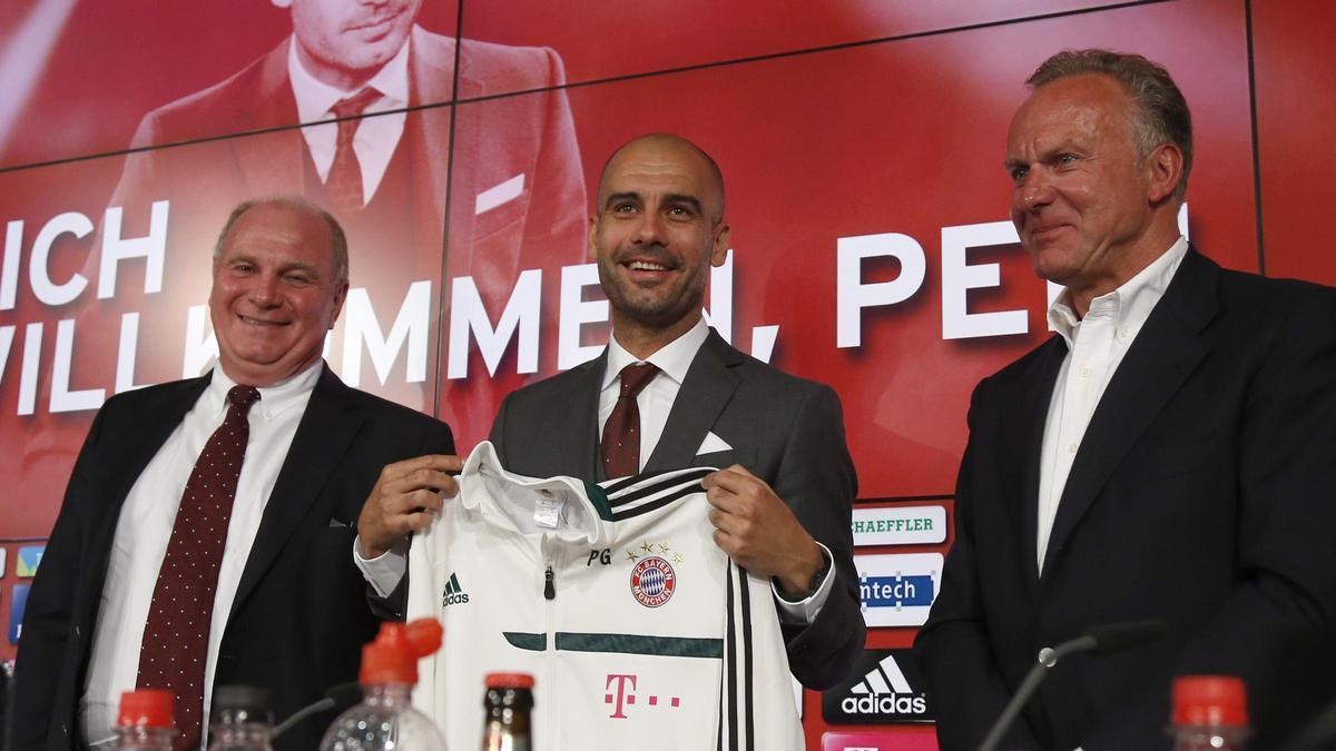 Guardiola, entre Uli Hoeness y Karl-Heinz Rummenigge, en su presentación con el Bayern de Múnich.