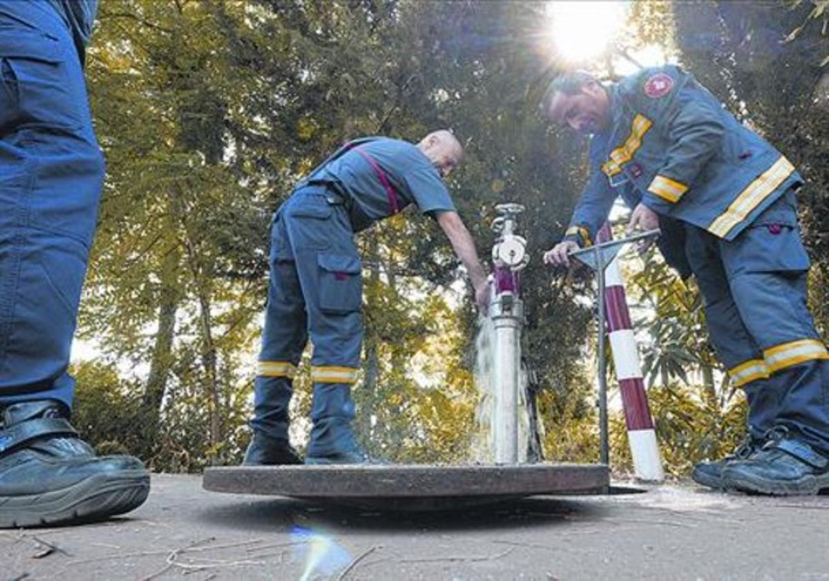 Bombers de la minicaserna de Vallvidrera comproven l’estat d’una boca de reg, la setmana passada.