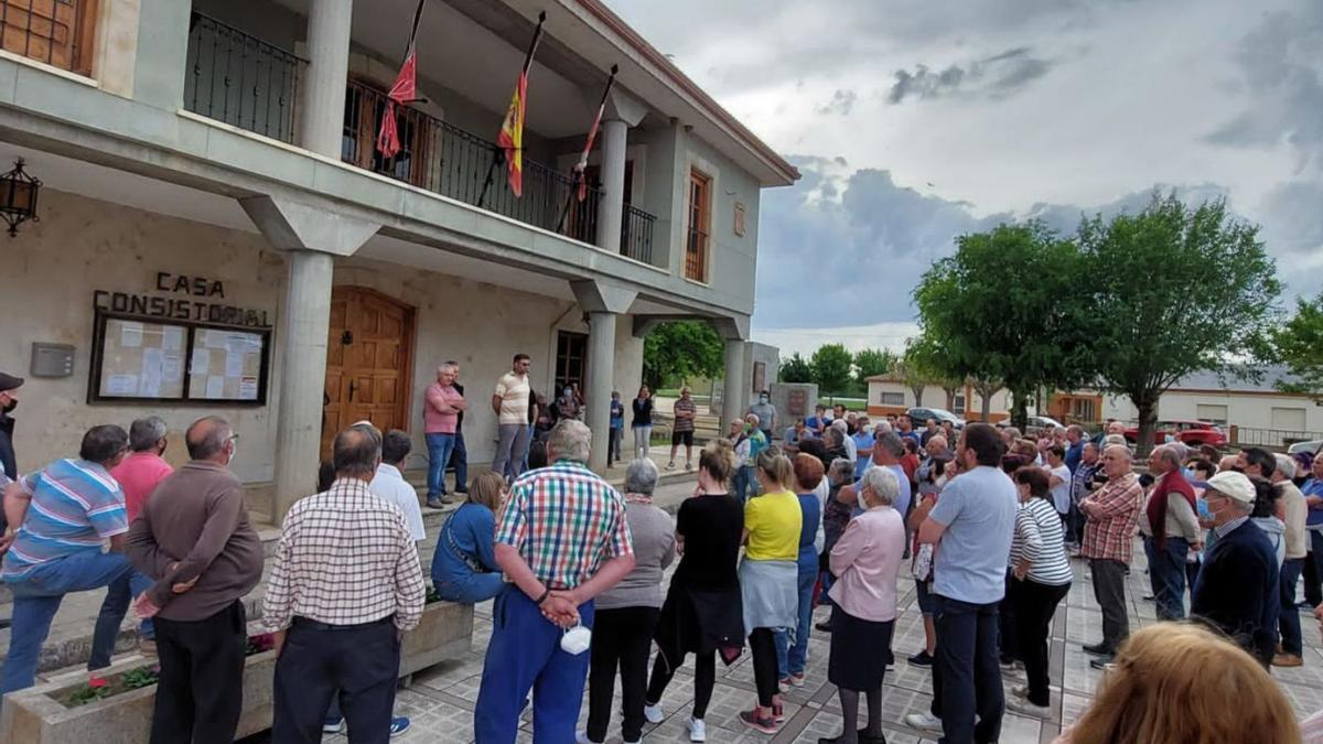 Concentración vecinal en Santa Croya de Tera por el proyecto de retranqueo de la Mota de la CHD.