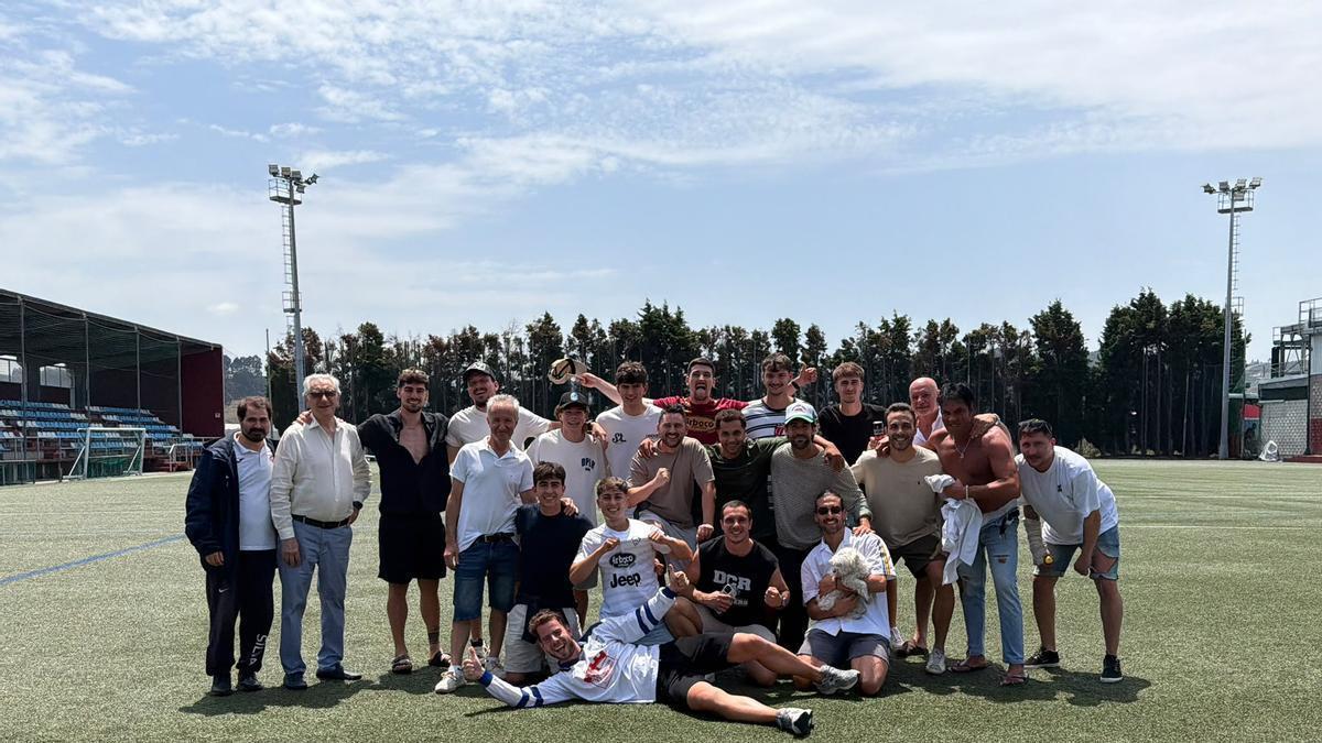 La plantilla del Silva celebra la permanencia en A Grela