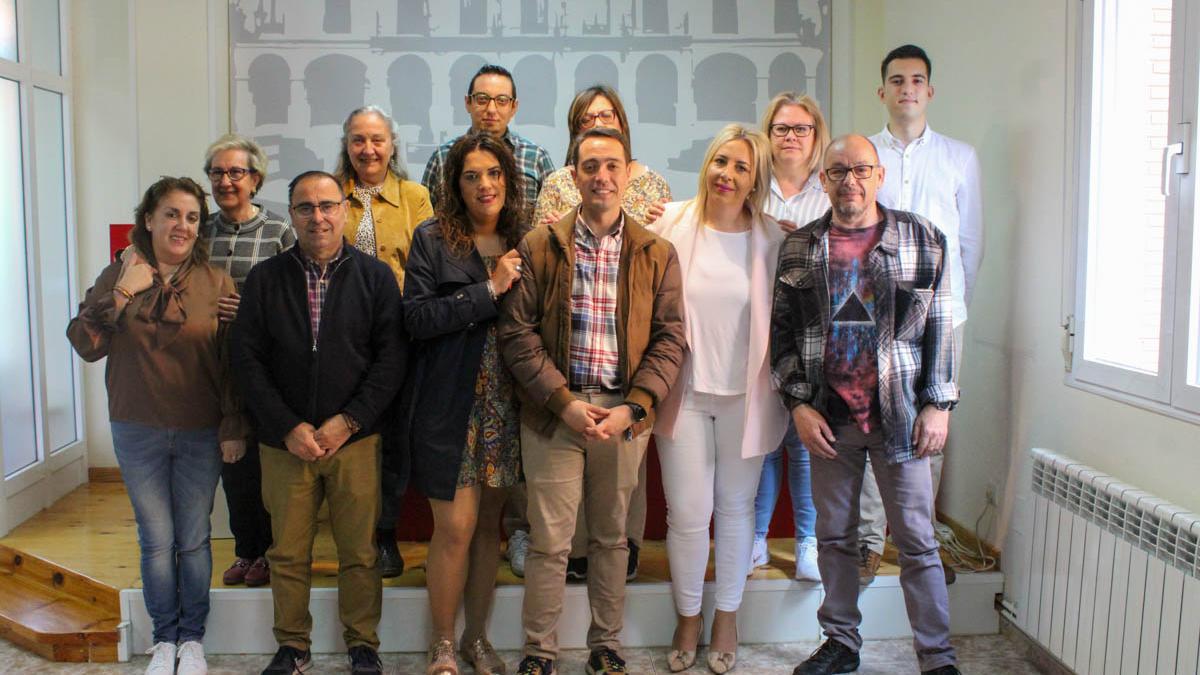 Imagen de grupo de parte de la candidatura del PSOE al Ayuntamiento de Benavente tras la celebración de la asamblea de la Agrupación Local.