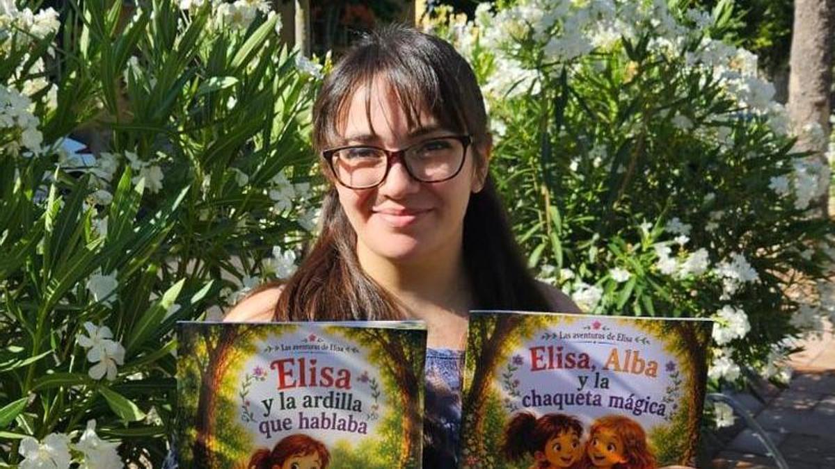 La autora con dos de sus libros